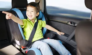 Trẻ em dưới 10 tuổi không được ngồi ghế trước ôtô Trẻ em dưới 10 tuổi không được ngồi ghế trước ôtô