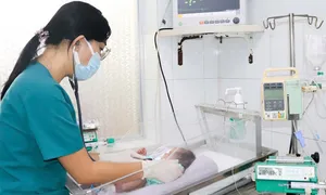 Bé trai 4 ngày tuổi bị hoại tử ruột Bé trai 4 ngày tuổi bị hoại tử ruột