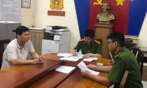 Tài xế hất cô gái lên capô bị bắt Tài xế hất cô gái lên capô bị bắt