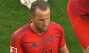 Kane từ chối nâng Cup trên sân của Tottenham Kane từ chối nâng Cup trên sân của Tottenham