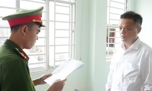 Bốn cán bộ ngân hàng ở An Giang bị khởi tố Bốn cán bộ ngân hàng ở An Giang bị khởi tố