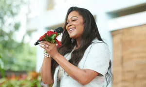 Shontelle hát hit 'Impossible' trong lễ khai giảng ở Đăk Lăk Shontelle hát hit 'Impossible' trong lễ khai giảng ở Đăk Lăk
