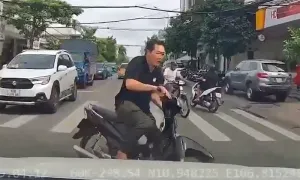Xe máy lao vào đầu ôtô tại ngã tư Xe máy lao vào đầu ôtô tại ngã tư