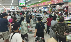 Đổ xô tích trữ nhu yếu phẩm trước bão Đổ xô tích trữ nhu yếu phẩm trước bão
