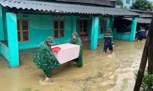 Bộ đội, công an giúp dân khắc phục hậu quả bão Yagi Bộ đội, công an giúp dân khắc phục hậu quả bão Yagi