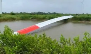 Cánh quạt điện gió 78 m gãy, rơi xuống vuông tôm Cánh quạt điện gió 78 m gãy, rơi xuống vuông tôm