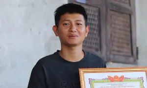 Khen thưởng 3 người cứu nạn nhân sập cầu Phong Châu Khen thưởng 3 người cứu nạn nhân sập cầu Phong Châu