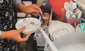 Xe bánh canh ngọt, mặn ngày bán 200 tô ở Châu Đốc Xe bánh canh ngọt, mặn ngày bán 200 tô ở Châu Đốc