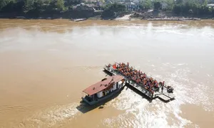 Dùng phà chở người và phương tiện thay cầu phao Phong Châu Dùng phà chở người và phương tiện thay cầu phao Phong Châu