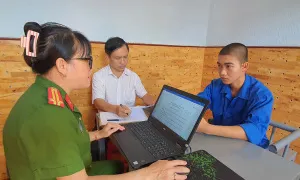 Bị bắt vì làm 'chuyện vợ chồng' với bé gái Bị bắt vì làm 'chuyện vợ chồng' với bé gái