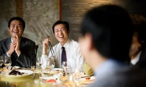 5 việc người EQ thấp thường làm khi được mời ăn 5 việc người EQ thấp thường làm khi được mời ăn