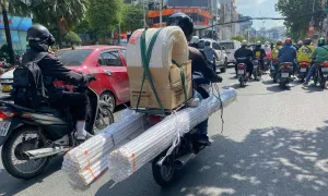 Quy định mới về chở người, hàng hóa trên xe máy từ 1/1/2025 Quy định mới về chở người, hàng hóa trên xe máy từ 1/1/2025