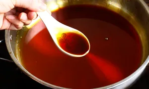 Nên thắng nước hàng bằng nước hay dầu ăn? Nên thắng nước hàng bằng nước hay dầu ăn?