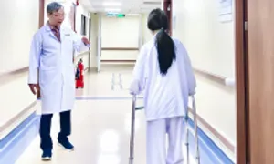 Ba khối bướu dính liền chèn tủy sống khiến bé gái liệt chân Ba khối bướu dính liền chèn tủy sống khiến bé gái liệt chân