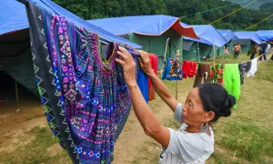 Sống trong lều lán chờ nhà mới Sống trong lều lán chờ nhà mới