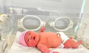 Bé gái chào đời nặng gần 6 kg Bé gái chào đời nặng gần 6 kg