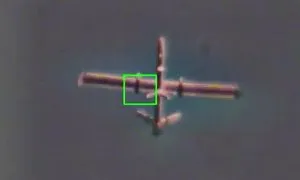 Khoảnh khắc Hezbollah bắn cháy UAV 2 triệu USD của Israel Khoảnh khắc Hezbollah bắn cháy UAV 2 triệu USD của Israel