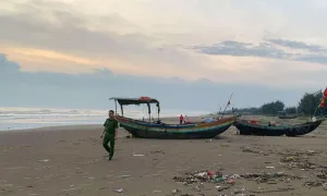 Thi thể hai nam sinh trên biển Thi thể hai nam sinh trên biển