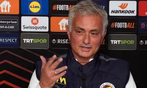 Mourinho ghen tị với Ten Hag Mourinho ghen tị với Ten Hag