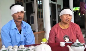 Bố mẹ bất lực nhìn con trai bị lũ cuốn Bố mẹ bất lực nhìn con trai bị lũ cuốn