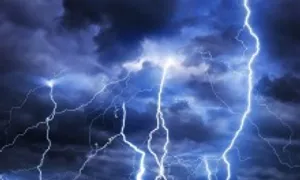 Cầu thủ chết trên sân do bị sét đánh ở Peru Cầu thủ chết trên sân do bị sét đánh ở Peru