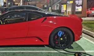 Tài xế siêu xe Ferrari nhét đầu sạc điện vào vành để chiếm chỗ Tài xế siêu xe Ferrari nhét đầu sạc điện vào vành để chiếm chỗ