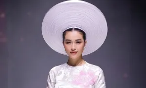 Áo dài Thủy Nguyễn cảm hứng từ 'Dạ cổ hoài lang' Áo dài Thủy Nguyễn cảm hứng từ 'Dạ cổ hoài lang'