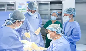 Bé gái ngã chấn thương cơ quan sinh dục Bé gái ngã chấn thương cơ quan sinh dục