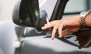 Mất cái áo vì đi sau tài xế vừa lái xe vừa hút thuốc Mất cái áo vì đi sau tài xế vừa lái xe vừa hút thuốc