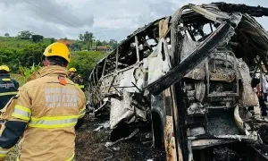 Xe tải và xe khách va chạm ở cao tốc Brazil, 38 người chết Xe tải và xe khách va chạm ở cao tốc Brazil, 38 người chết