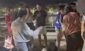 Đám đông cổ vũ và quay video, không ai can ngăn đánh ghen Đám đông cổ vũ và quay video, không ai can ngăn đánh ghen