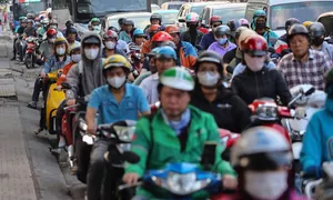 'Tắc đường vì tài xế quá sợ vượt đèn đỏ' 'Tắc đường vì tài xế quá sợ vượt đèn đỏ'