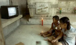 Xóm người nghèo sống trên nghĩa trang của người giàu Xóm người nghèo sống trên nghĩa trang của người giàu
